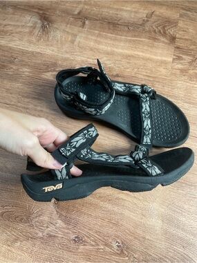 Teva Womens Hurricane ? Black Floral Hiking Sandals Size 8 Tread Beach Outdoors